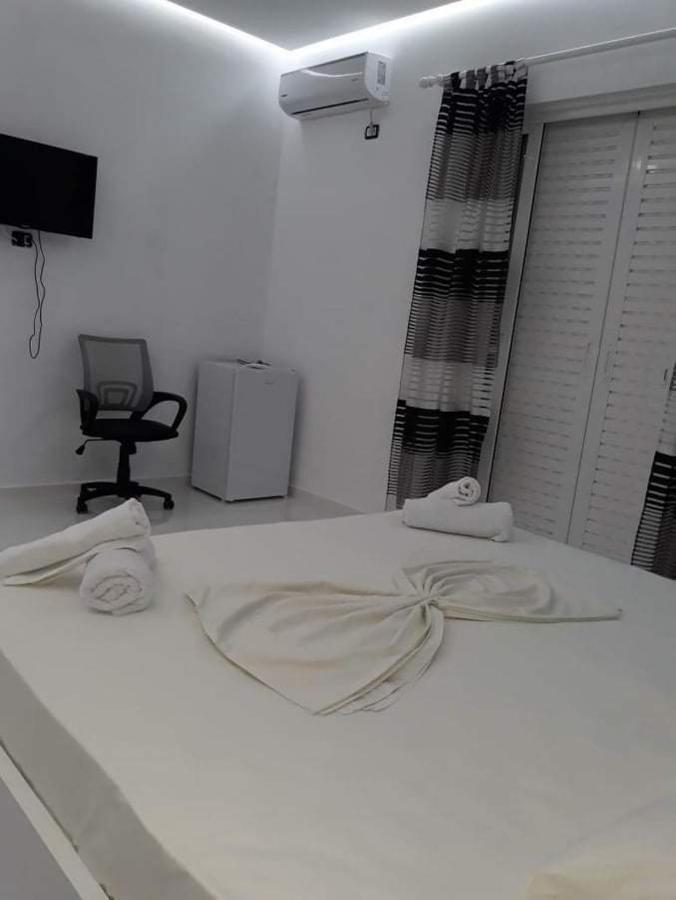 Lino House Apartment Sarande Bagian luar foto